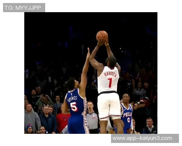 哈登三分首球遭格莱姆斯肘击裁判未作判罚引争议